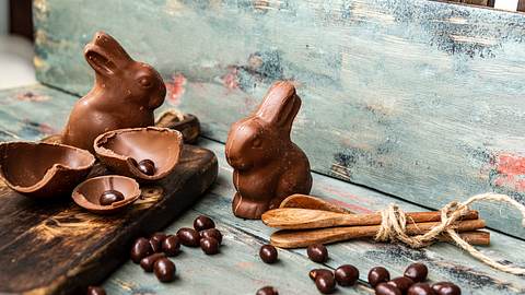 Schokohasen aus dunkler Schokolade vor rustikalem Hintergrund - Foto: iStock/Marcelo Badaraco