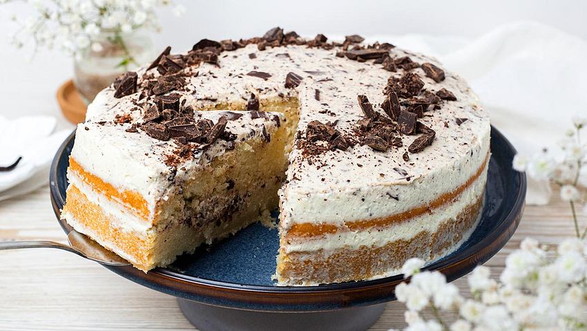 Vegane Torte mit Biskuit, Vanillesahne und Schokolade - Foto: ShowHeroes