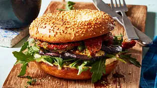 Veganer Bagel mit Hummus, Aubergine und getrockneten Tomaten Rezept - Foto: LECKER @ Bauer Media Group Veganer Bagel mit Hummus, Aubergine und getrockneten Tomaten Rezept - Foto: LECKER @ Bauer Media Group