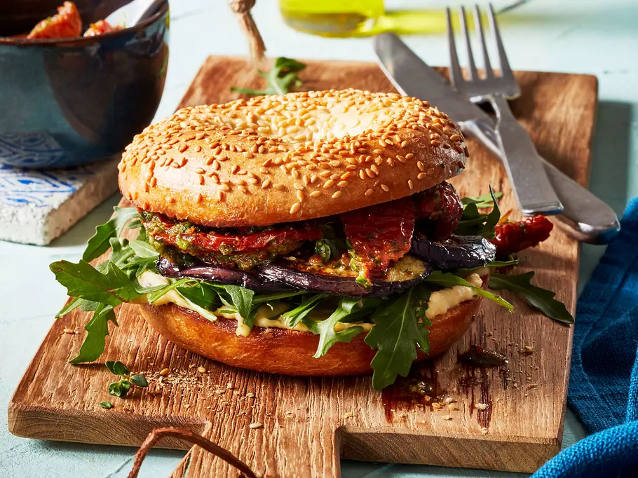Veganer Bagel mit Hummus, Aubergine und getrockneten Tomaten Rezept Veganer Bagel mit Hummus, Aubergine und getrockneten Tomaten Rezept