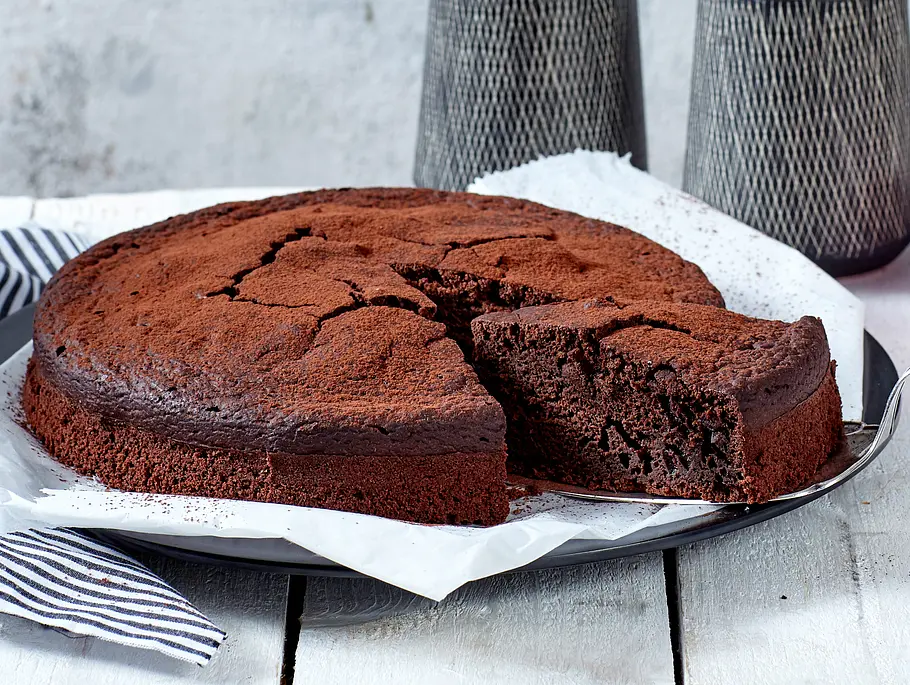 Schokokuchen in der Springform gebacken und mit Kakao bestäubt.