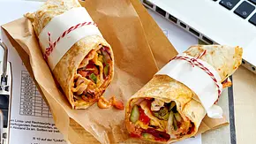 Veganer Wrap mit Gemüsefüllung Rezept - Foto: LECKER @ Bauer Media Group Veganer Wrap mit Gemüsefüllung Rezept - Foto: LECKER @ Bauer Media Group