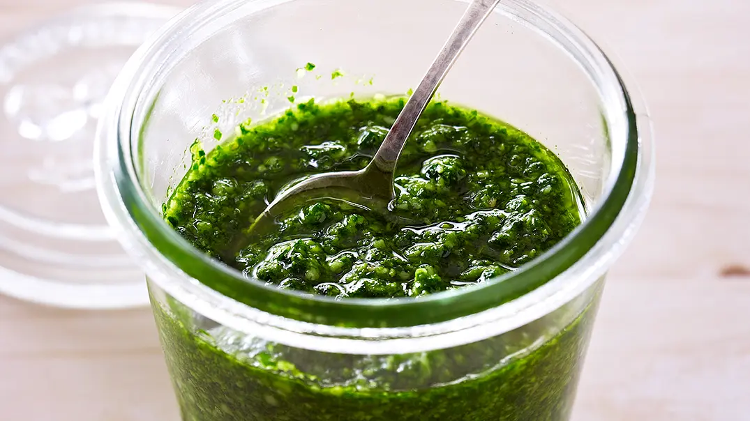 Veganes Basilikum-Pesto Rezept - Foto: LECKER @ Bauer Media Group Veganes Basilikum-Pesto Rezept - Foto: LECKER @ Bauer Media Group