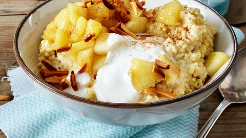 Veganes Frühstück: Hirse-Frühstück mit Apfel-Zimt-Kompott - Foto: House of Food / Bauer Food Experts KG