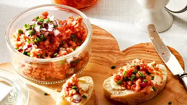 Veganes Mett aus Reiswaffeln - Foto: Foto: House of Food / Bauer Food Experts KG Veganes Mett aus Reiswaffeln - Foto: Foto: House of Food / Bauer Food Experts KG