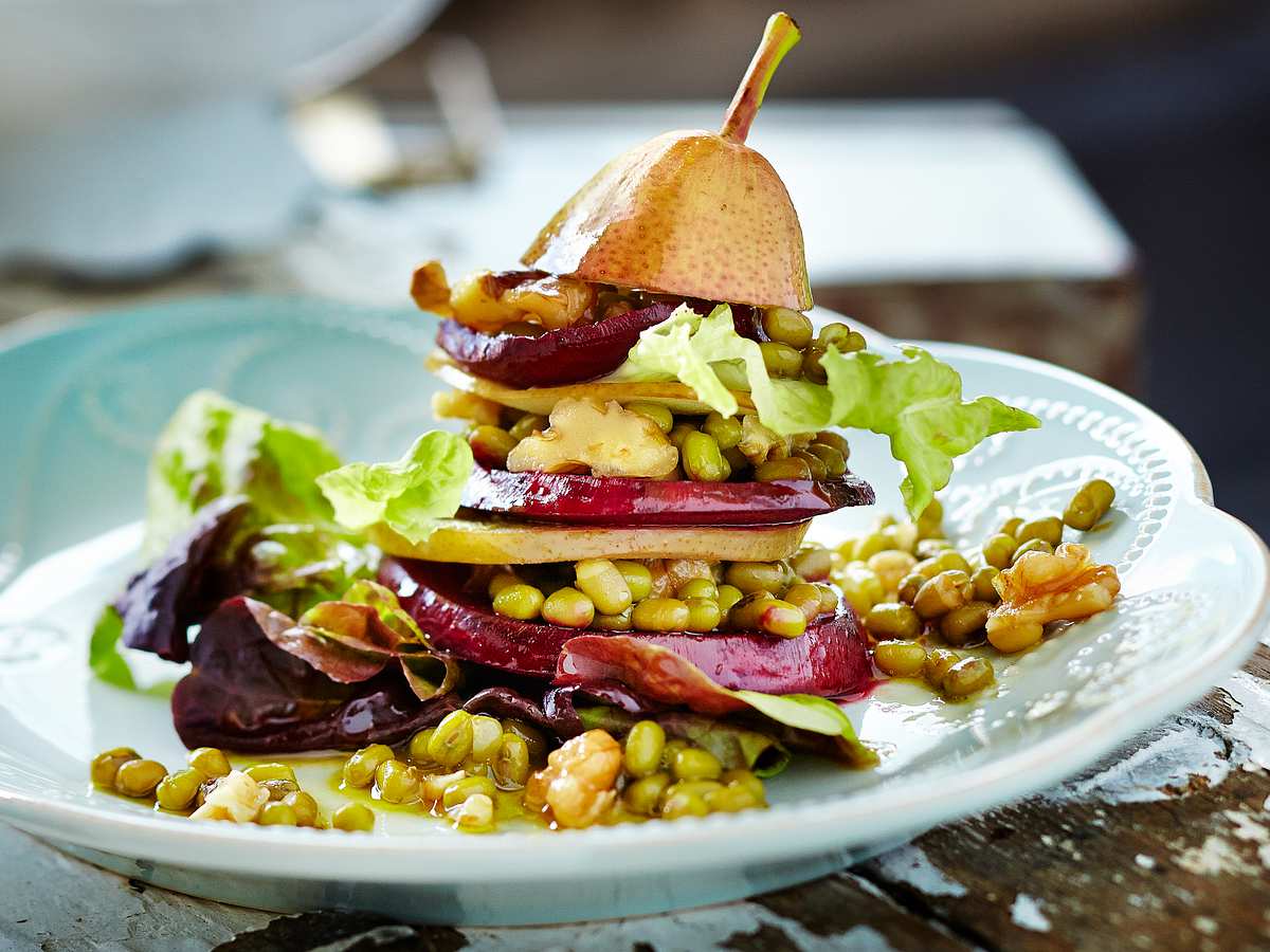 Rote-Bete-Birnen-Türmchen mit Mungobohnensalat