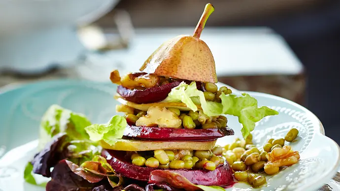 Rote-Bete-Birnen-Türmchen mit Mungobohnensalat - Foto: LECKER @ Bauer Media Group Rote-Bete-Birnen-Türmchen mit Mungobohnensalat - Foto: LECKER @ Bauer Media Group