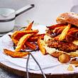 Vegetarische Burger: Quinoa-Burger mit Süßkartoffelpommes - Foto: House of Food / Bauer Food Experts KG