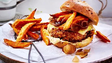 Vegetarische Burger: Quinoa-Burger mit Süßkartoffelpommes - Foto: LECKER @ Bauer Media Group