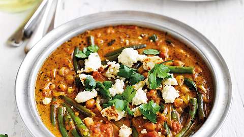 Vegetarisches Curry mit Kichererbsen und Feta Rezept - Foto: Are Media Syndication