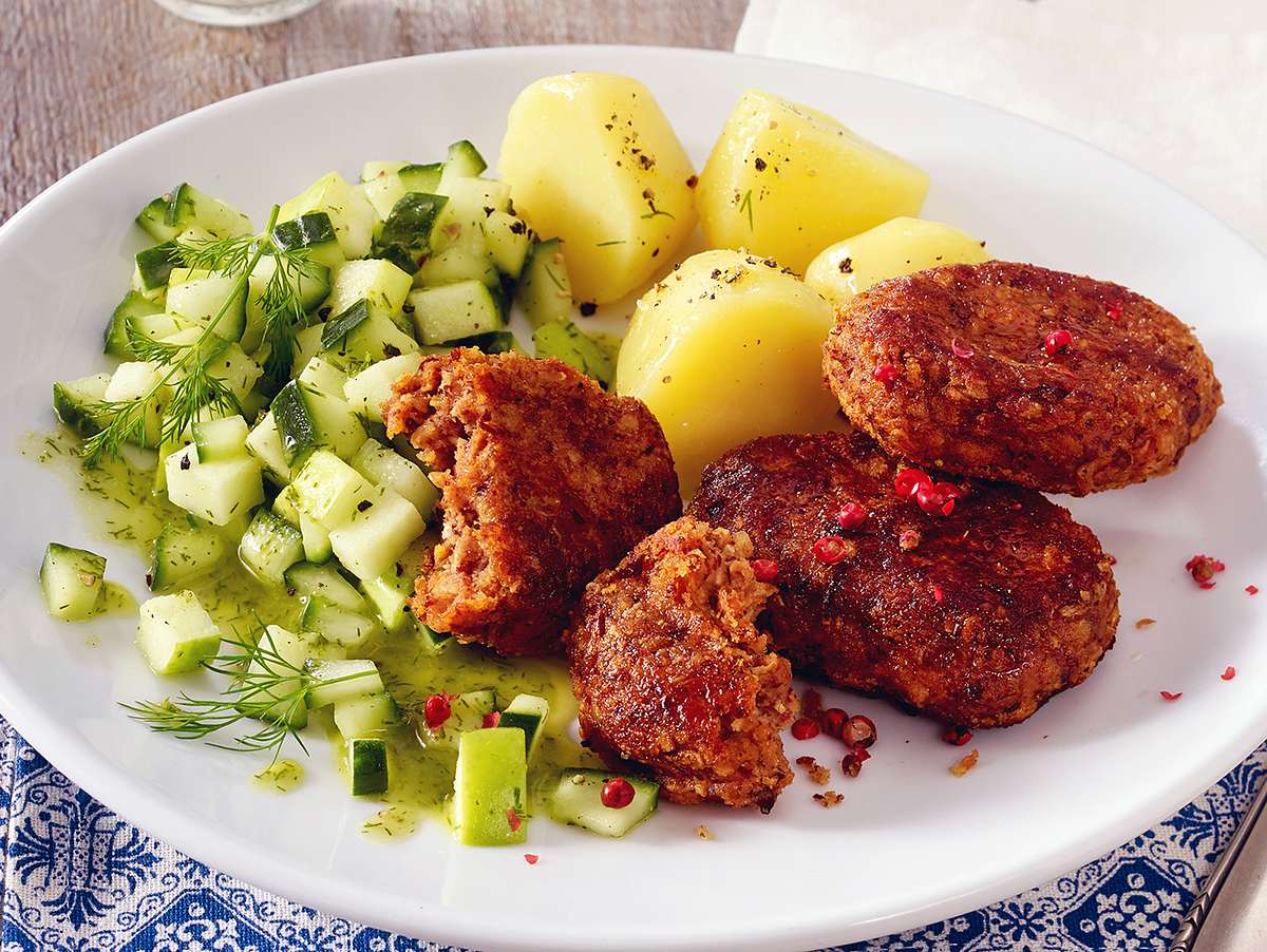 Vegetarische Frikadelle Mit Gurkensalat und Salzkartoffeln Rezept