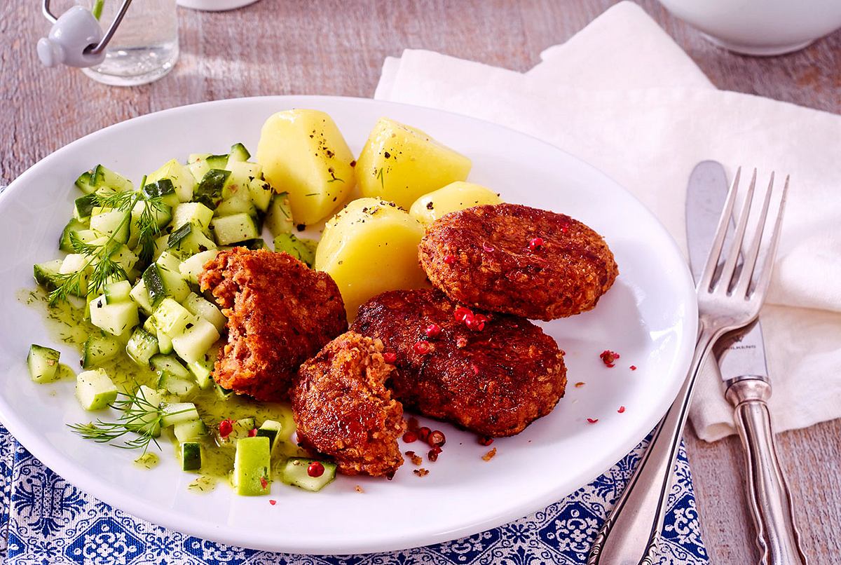 Vegetarische Frikadellen mit Gurkensalat und Salzkartoffeln Rezept