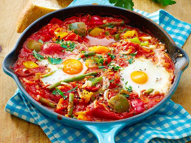 Vegetarische Gemüsepfanne mit Eiern Rezept Vegetarische Gemüsepfanne mit Eiern Rezept