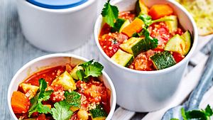 Vegetarische Gerichte: Gemüseeintopf mit Couscous - Foto: House of Food / Bauer Food Experts KG