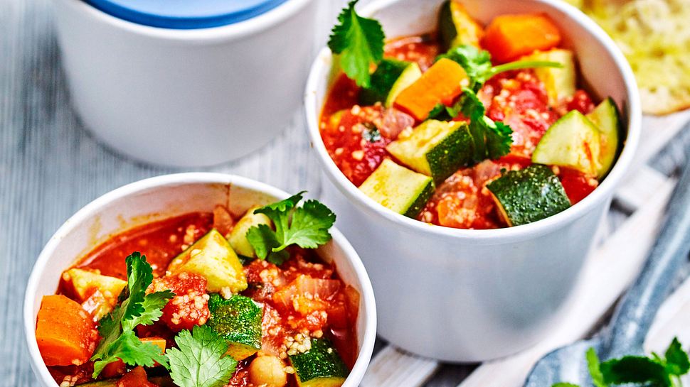 Vegetarische Gerichte: Gemüseeintopf mit Couscous - Foto: House of Food / Bauer Food Experts KG