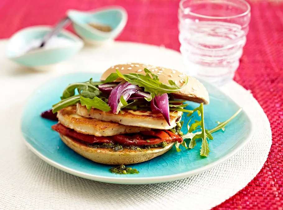 Vegetarischer Burger mit gebratenem Halloumikäse Rezept Vegetarischer Burger mit gebratenem Halloumikäse Rezept