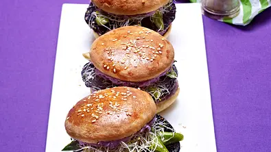 Vegetarischer Burger mit Sesam-Portobellos Rezept - Foto: LECKER @ Bauer Media Group