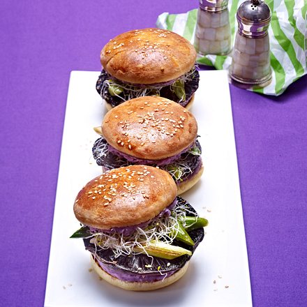 Vegetarischer Burger mit Sesam-Portobellos Rezept