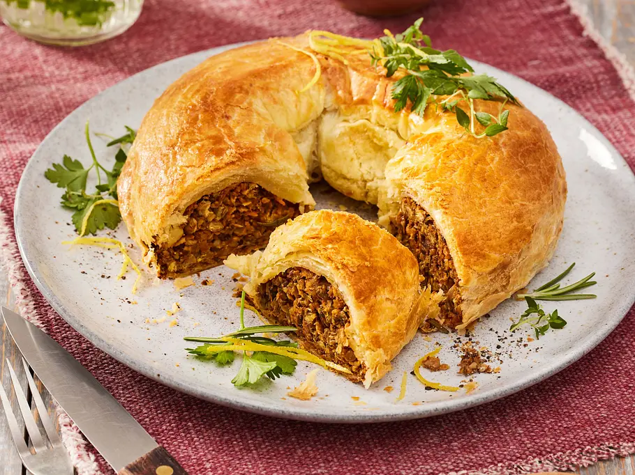 Vegetarischer Hackbraten im Blätterteig mit Cranberrysoße Rezept Vegetarischer Hackbraten im Blätterteig mit Cranberrysoße Rezept