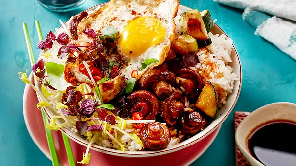 Veggie-Bowl mit Spiegelei Rezept - Foto: LECKER @ Bauer Media Group