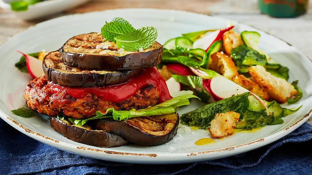 Veggie-Burger mit Auberginen-Bun Rezept - Foto: LECKER @ Bauer Media Group Veggie-Burger mit Auberginen-Bun Rezept - Foto: LECKER @ Bauer Media Group