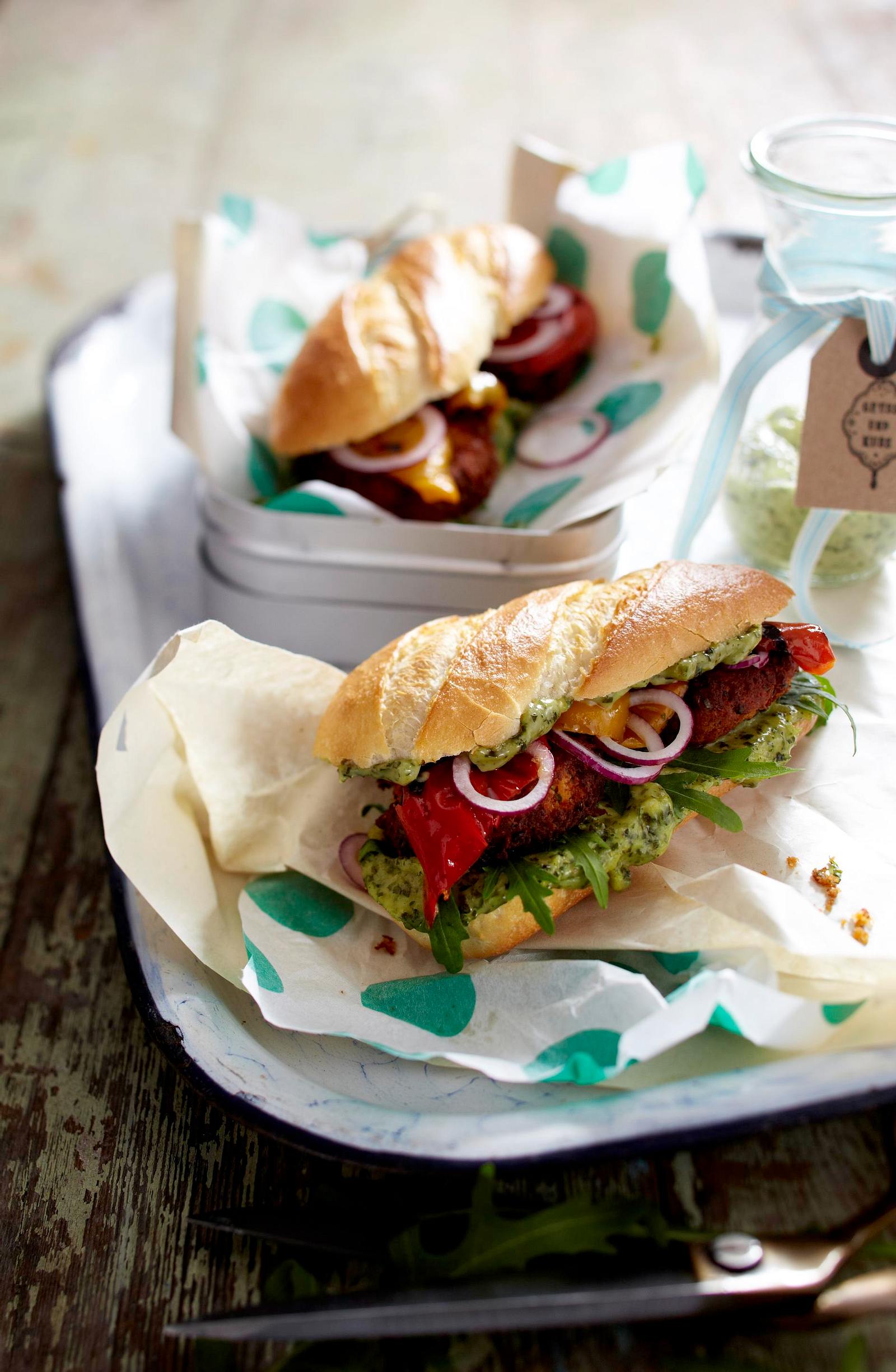 Veggie-Burger mit Falafel Rezept | LECKER