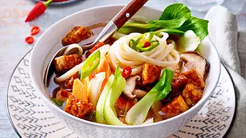 Veggie-Express: Miso-Ramen mit Tempeh Rezept - Foto: LECKER @ Bauer Media Group Veggie-Express: Miso-Ramen mit Tempeh Rezept - Foto: LECKER @ Bauer Media Group