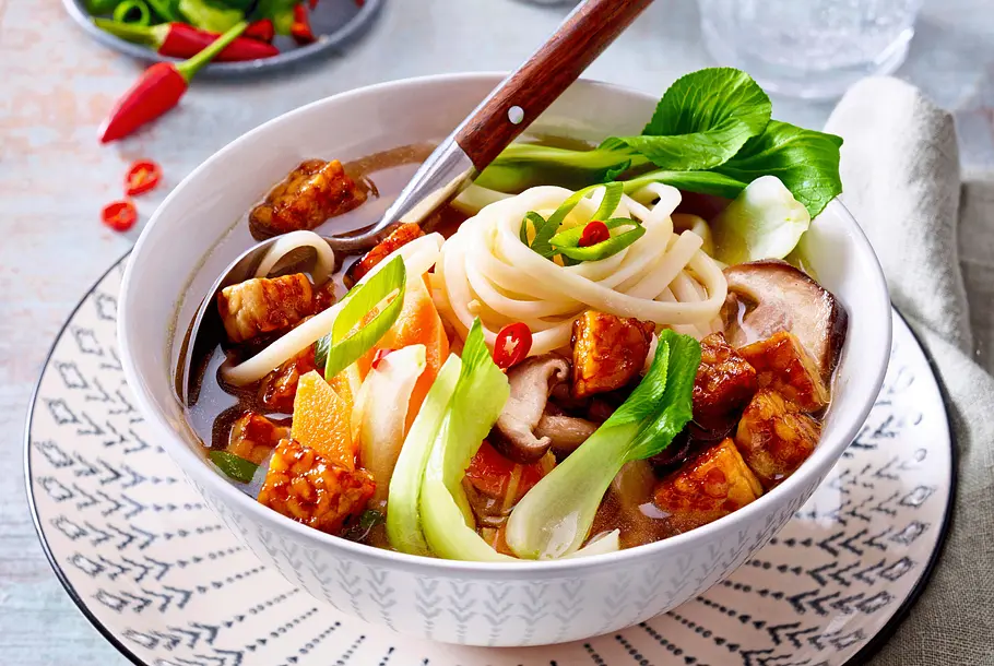 Veggie-Express: Miso-Ramen mit Tempeh Rezept Veggie-Express: Miso-Ramen mit Tempeh Rezept