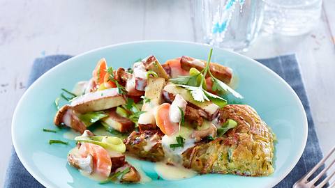 Veggie-Geschnetzeltes Züricher Art mit Möhren-Nuss-Rösti Rezept - Foto: House of Food / Bauer Food Experts KG