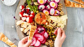 Eine Veggie-Snackplatte mit Käse, Radieschen, gekochten, halbierten Eiern und Fladenbrot - Foto: LECKER @ Bauer Media Group Eine Veggie-Snackplatte mit Käse, Radieschen, gekochten, halbierten Eiern und Fladenbrot - Foto: LECKER @ Bauer Media Group