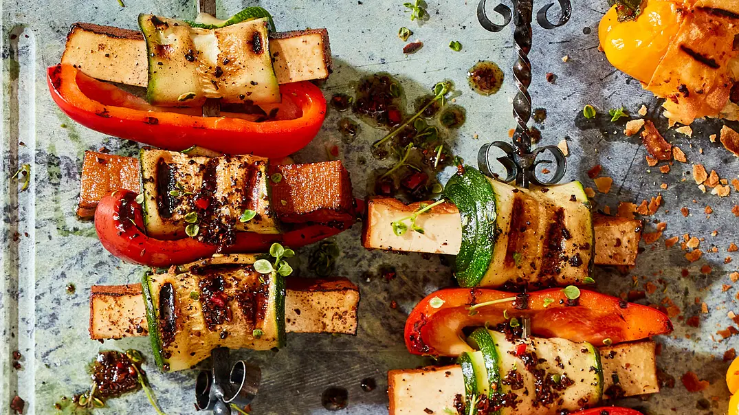 Veggiespieß mit Tofu in Espresso-Honig-Marinade Rezept - Foto: LECKER @ Bauer Media Group Veggiespieß mit Tofu in Espresso-Honig-Marinade Rezept - Foto: LECKER @ Bauer Media Group