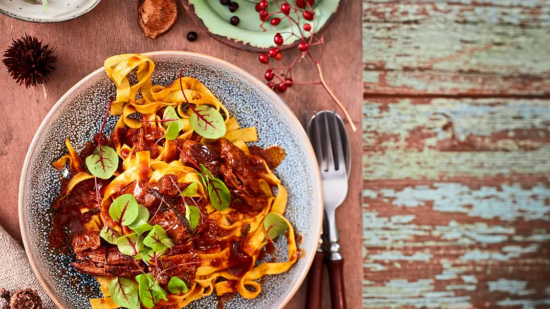 Veredeltes Hasenragout mit Pasta Rezept - Foto: LECKER @ Bauer Media Group