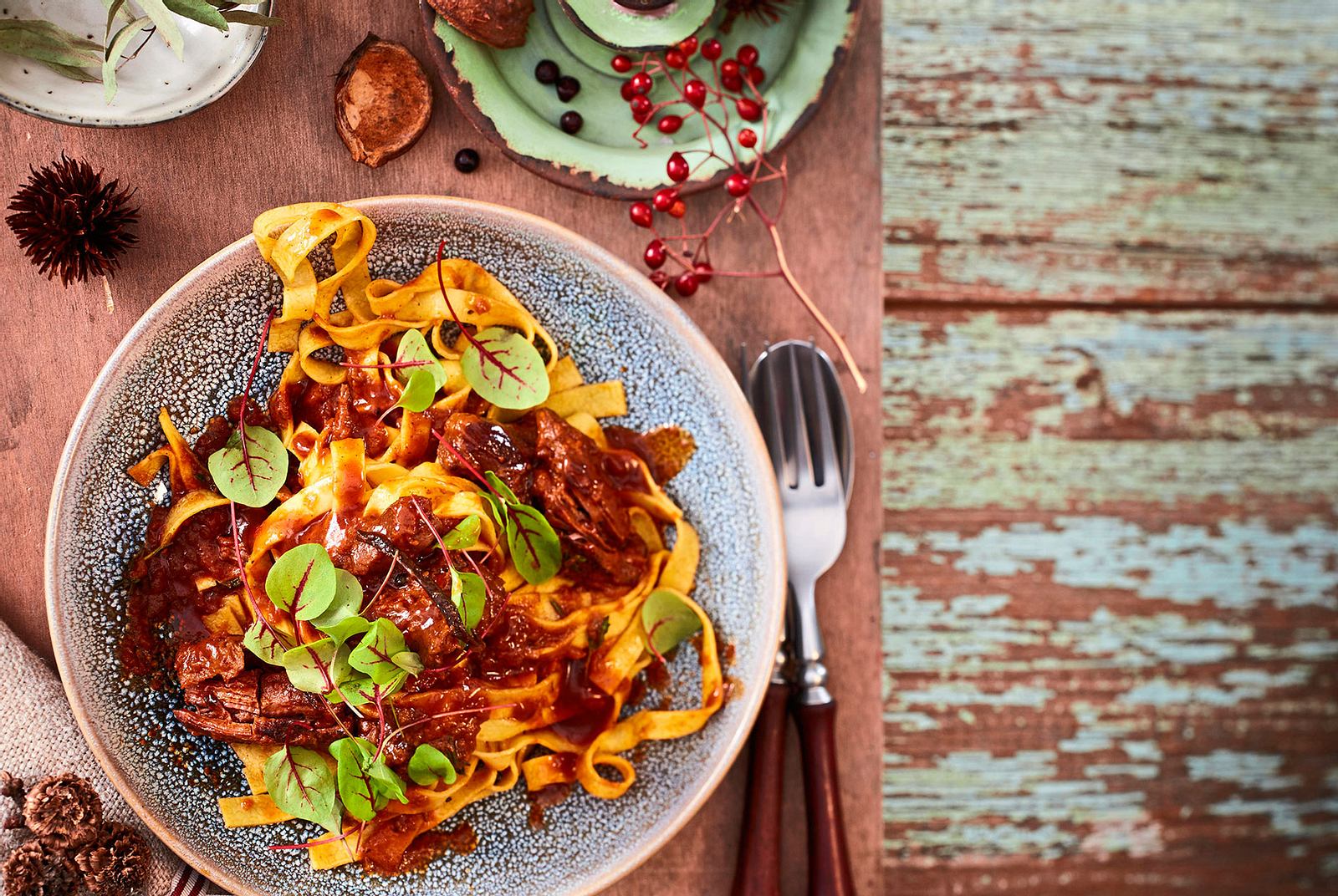 Veredeltes Hasenragout mit Pasta Rezept | LECKER