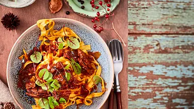 Veredeltes Hasenragout mit Pasta Rezept - Foto: LECKER @ Bauer Media Group