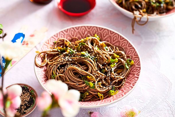 Vergängliches Vergnügen: Sesam-Soba-Nudeln Rezept Vergängliches Vergnügen: Sesam-Soba-Nudeln Rezept