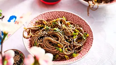 Vergängliches Vergnügen: Sesam-Soba-Nudeln Rezept - Foto: LECKER @ Bauer Media Group Vergängliches Vergnügen: Sesam-Soba-Nudeln Rezept - Foto: LECKER @ Bauer Media Group