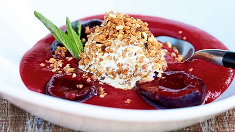 Verlockende Eisinsel im Zwetschenmeer Rezept - Foto: House of Food / Bauer Food Experts KG