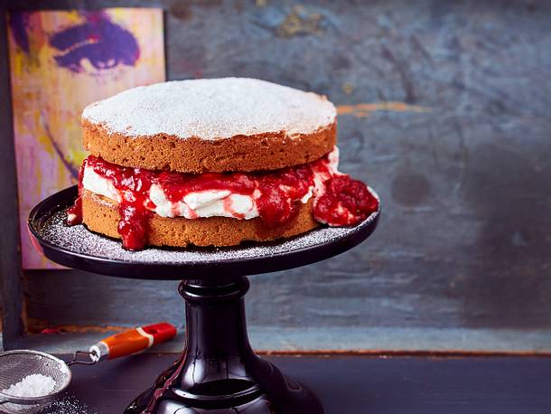 Verlockender Victoria-Sponge-Cake „Please, Please me“ Rezept Verlockender Victoria-Sponge-Cake „Please, Please me“ Rezept