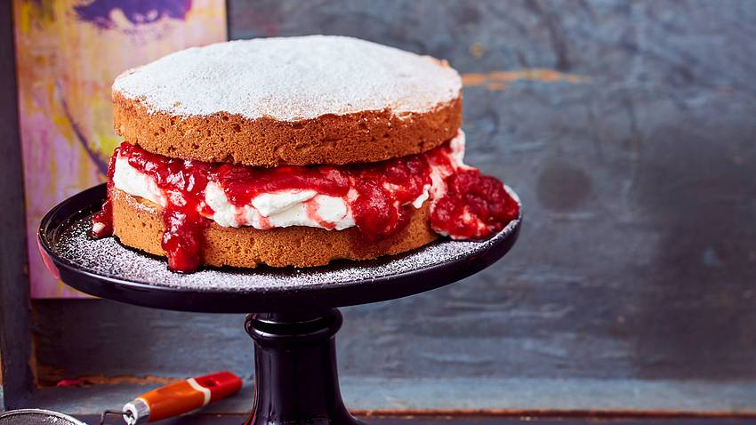 Verlockender Victoria-Sponge-Cake „Please, Please me“ Rezept - Foto: House of Food / Bauer Food Experts KG