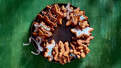 Verlockender Zimtsternkringel aus Honigteig Rezept - Foto: LECKER @ Bauer Media Group