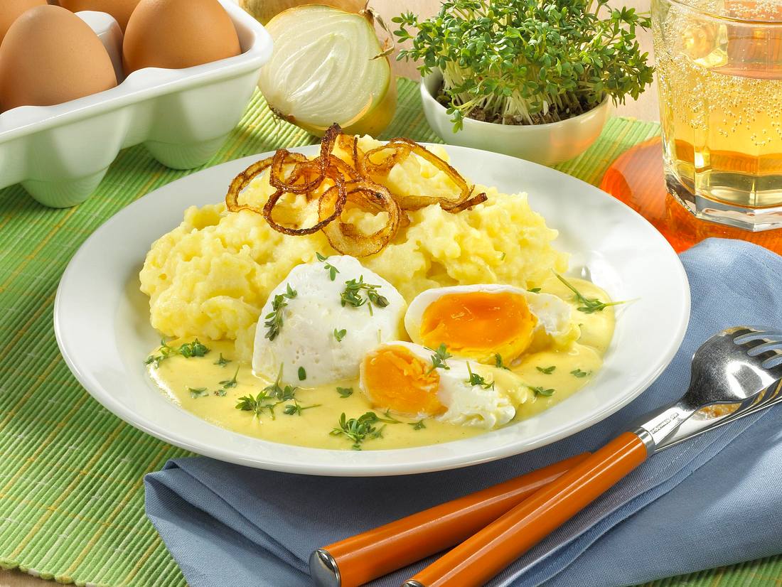Verlorene Eier in Senfsoße mit Kartoffelbrei Rezept | LECKER