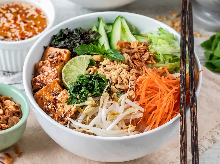 Vermicelli-Nudelsalat mit Zitronengras-Tofu Rezept Vermicelli-Nudelsalat mit Zitronengras-Tofu Rezept