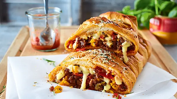 Verschärfte Burritopizza mit Hack und Paprika Rezept - Foto: LECKER @ Bauer Media Group Verschärfte Burritopizza mit Hack und Paprika Rezept - Foto: LECKER @ Bauer Media Group
