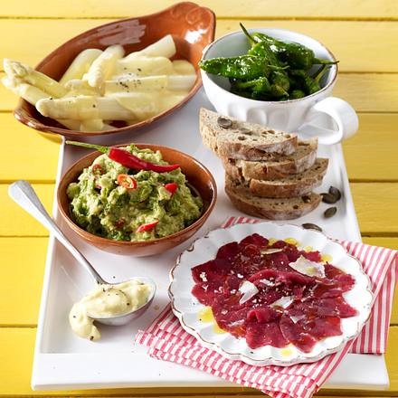 Verschiedene Tapas mit Kürbiskernbrot Rezept