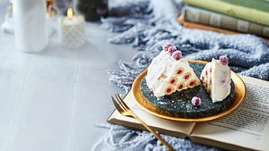 Verschneites Knusperhäuschen mit Cranberry-Keks-Balken Rezept - Foto: House of Food / Bauer Food Experts KG