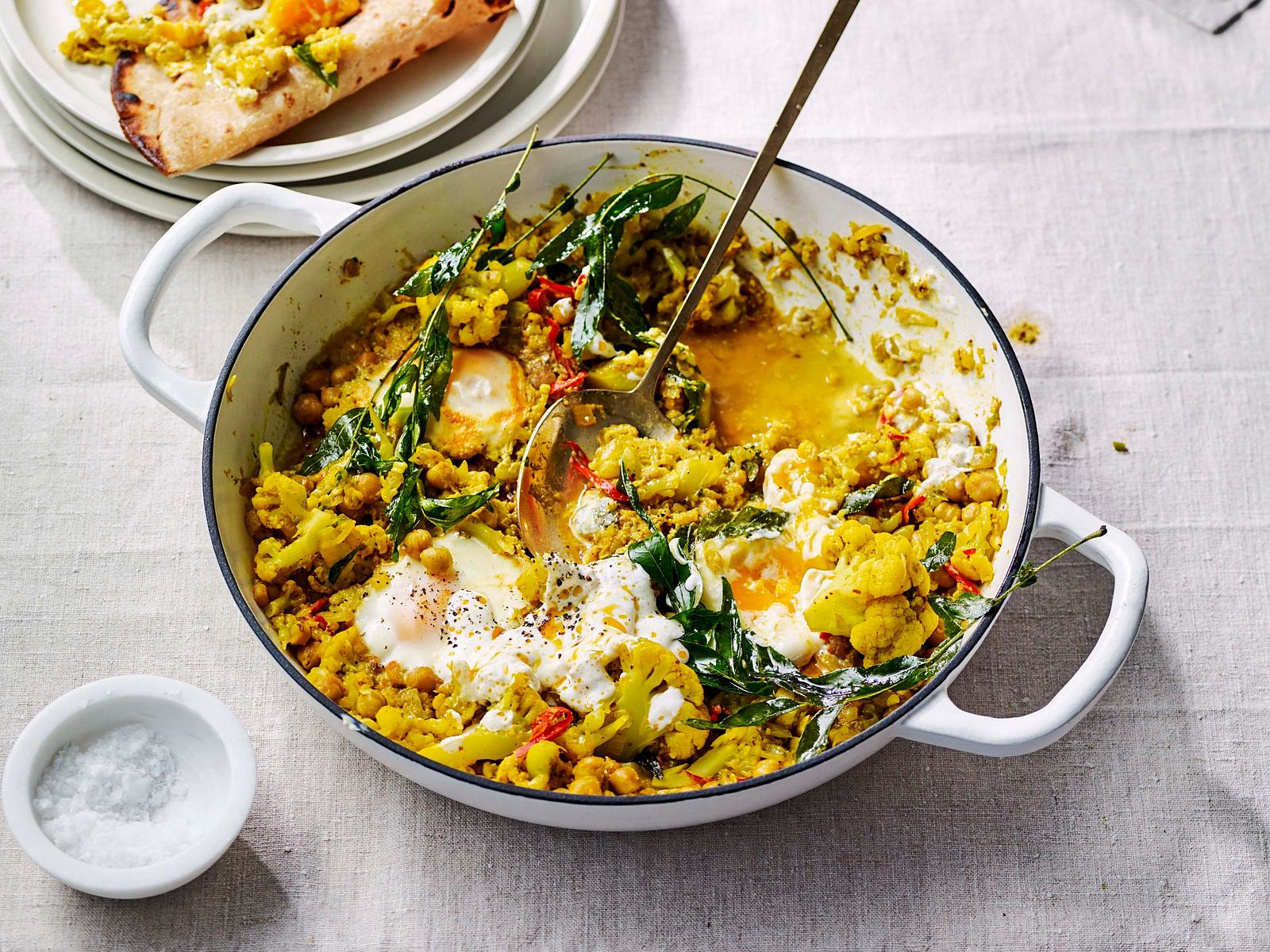 Versunkene Eier im Blumenkohl-Curry Rezept | LECKER