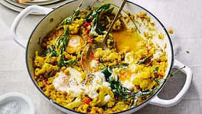 Versunkene Eier im Blumenkohl-Curry Rezept - Foto: Image Professionals Versunkene Eier im Blumenkohl-Curry Rezept - Foto: Image Professionals