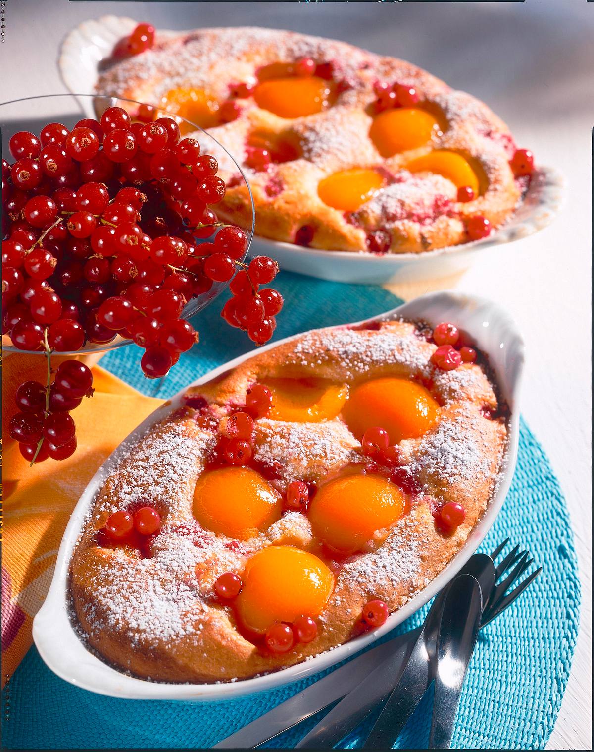 Versunkene Früchte (Aprikosen und Johannisbeeren) in Mandelrührteig Rezept