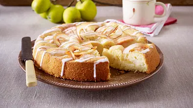 Versunkener Apfel-Kokos-Kuchen Rezept - Foto: LECKER @ Bauer Media Group