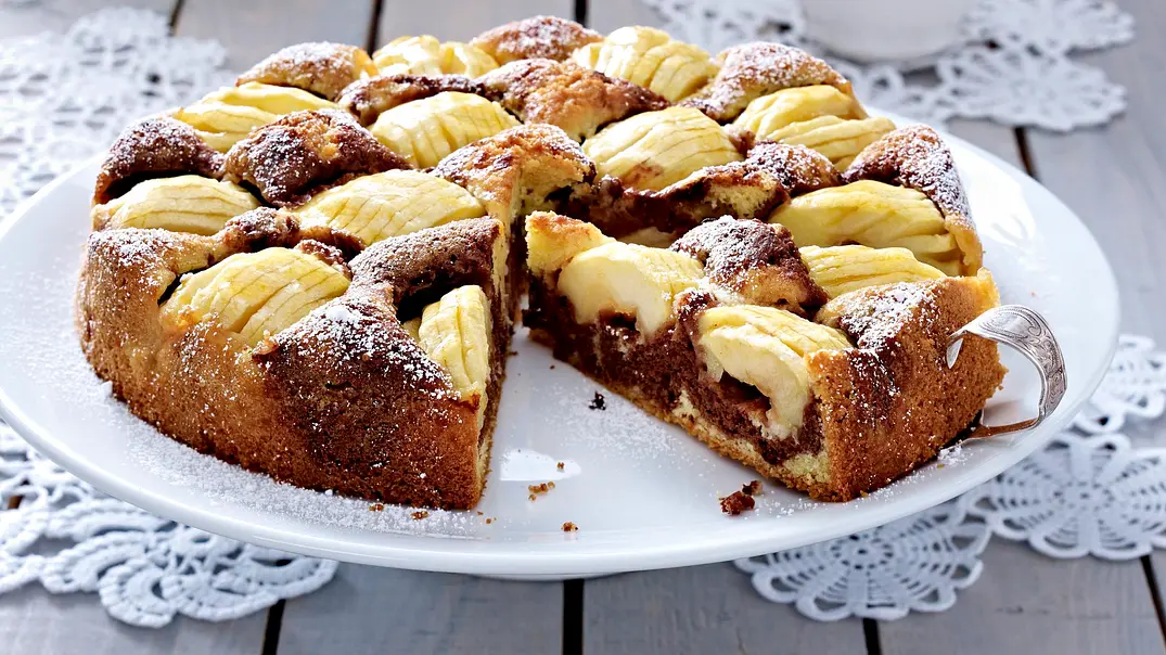Versunkener Apfel-Marmorkuchen mit Toffeesoße Rezept - Foto: LECKER @ Bauer Media Group Versunkener Apfel-Marmorkuchen mit Toffeesoße Rezept - Foto: LECKER @ Bauer Media Group